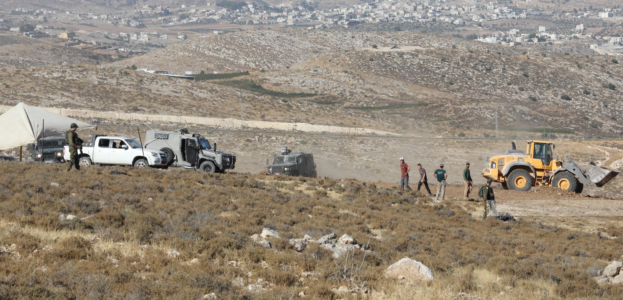 مستوطنون يجرفون 15 دونما وينصبون خياما في منطقة خلة طه جنوب غرب الخليل (تصوير - مشهور وحواح/وفا)